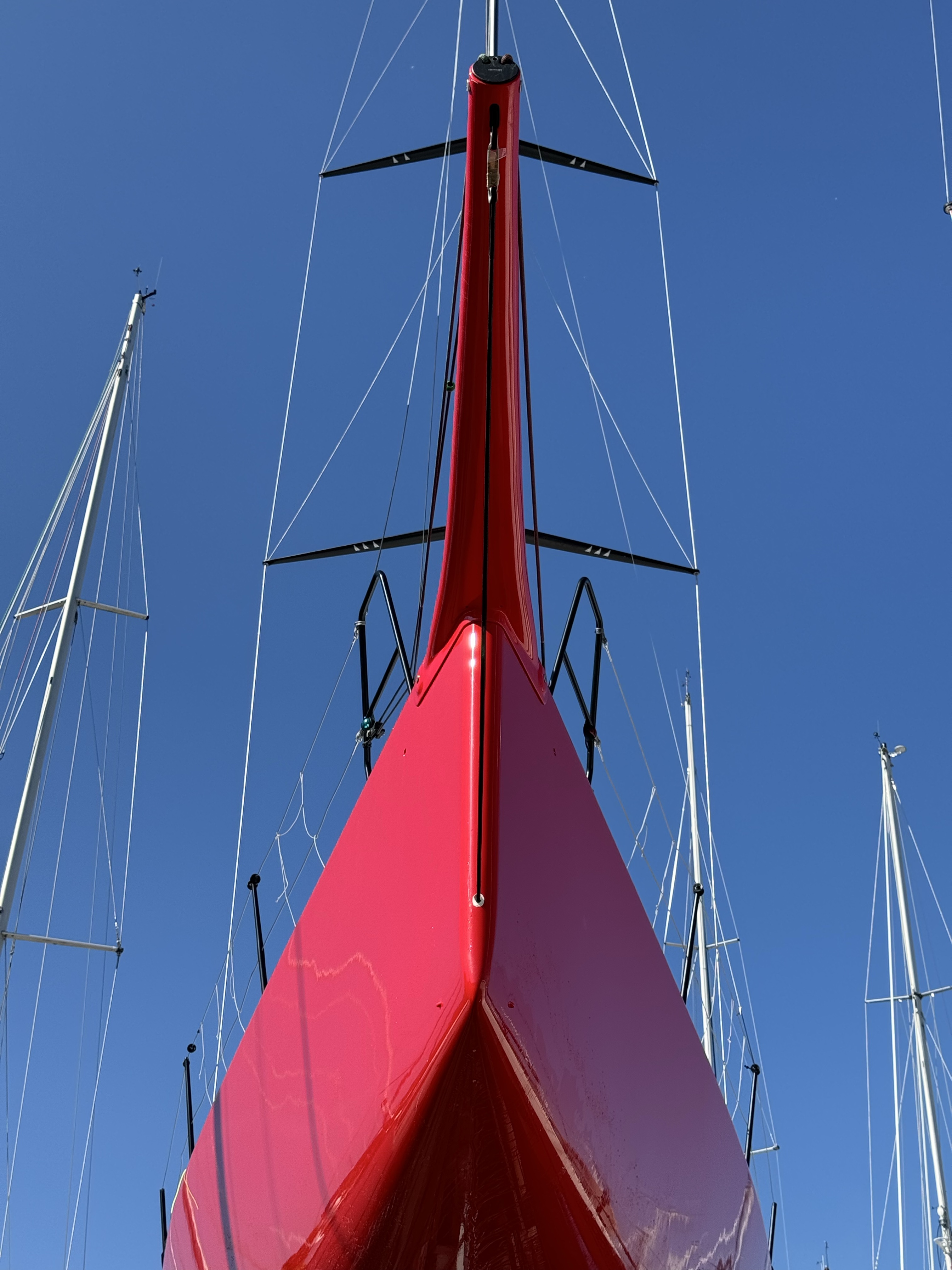 Roter Kiel einer Segelyacht in der Werft